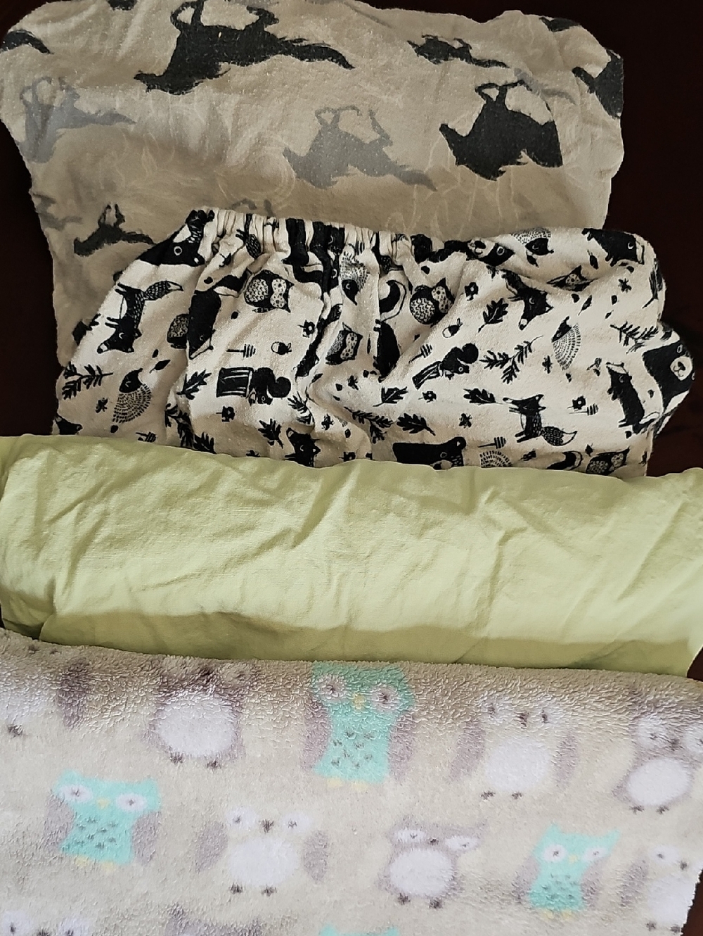 3 Fitted Crib Sheets & 1 Fleece Blanket